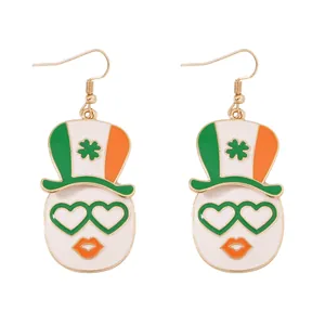 Orecchini pendenti per San Patrizio con cappello irlandese e occhiali a cuore su bianco