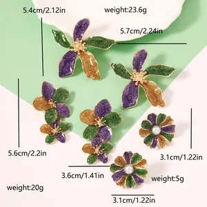 Details verschiedener Größen und Glitzertexturen von Blumenohrringen mit Perlen