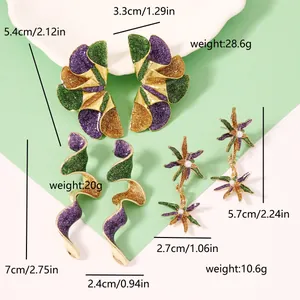 Détails de boucles d'oreilles fleurs géométriques avec paillettes violettes et vertes