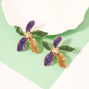 Dreifarbige Blumenohrringe mit lila-grün-goldenen Pailletten und goldenen Staubblättern