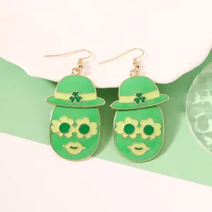 Orecchini St. Patrick con cappello verde e trifoglio su sfondo bianco e verde