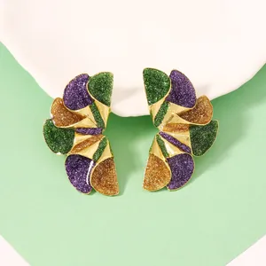 Boucles d'oreilles asymétriques à fleurs et paillettes colorées sur métal doré