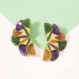 Détail de boucles d'oreilles fleurs géométriques avec paillettes violettes et vertes