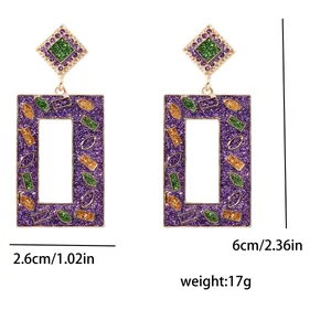 Detalle de pendientes geométricos morados con medidas: 2,6 cm de ancho y 6 cm de alto