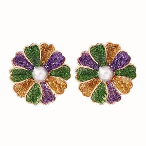 Modische Blumenohrringe mit glitzernden Blütenblättern und weißen Perlen im Fokus