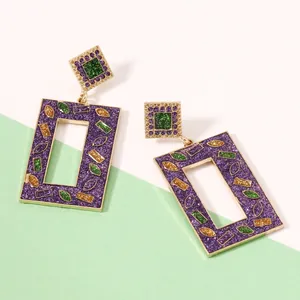 Pendientes geométricos modernos con purpurina verde y morada en marco de metal dorado