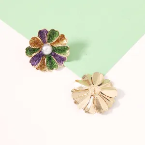 Detail von großen Blumenohrringen mit bunten Glitzerblättern und weißer Perle in der Mitte