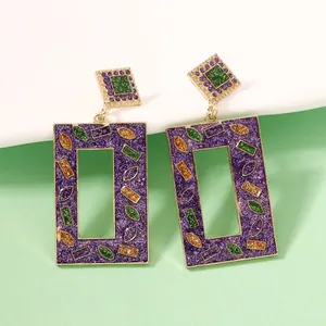 Pendientes geométricos morados brillantes con motivos de hojas verdes y oro metal