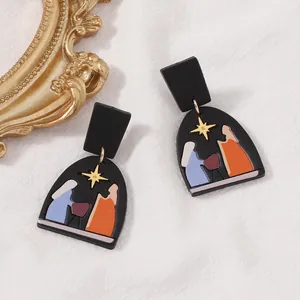 Detailansicht geometrischer Ton-Ohrringe mit Krippenszene-Silhouette in Schwarz und Bunt