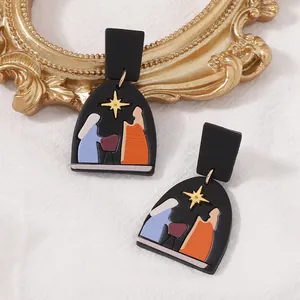 Geometrische Ohrringe aus Fimo mit buntem Krippenmotiv und elegantem Bogen-Design