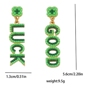 Πράσινα σκουλαρίκια με χάντρες, γράμματα LUCK και GOOD και λεπτομέρειες διαστάσεων