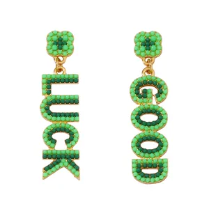 Σκουλαρίκια τριφύλλι με χρυσά γράμματα LUCK και GOOD και πράσινες χάντρες