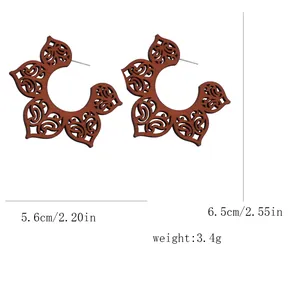 Vue détaillée des boucles d'oreilles en bois évidé avec dimensions 5,6 cm par 6,5 cm