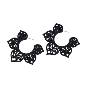 Boucles d'oreilles rétro en bois découpé au laser avec motifs floraux noirs et tiges en argent