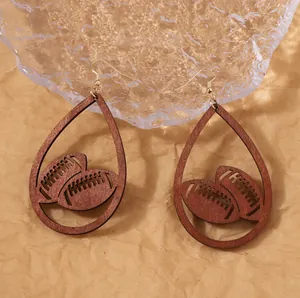 Gelaserte Nussbaumholz-Ohrringe in Tropfenform mit American Football Design