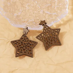 Boucles d'oreilles étoiles en bois découpé au laser avec motif creux et crochets dorés