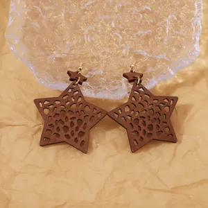 Boucles d'oreilles étoiles en bois ajouré marron avec motif léopard rétro