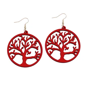 Détail de boucles d'oreilles arbre de vie en bois rouge découpé au laser avec crochets