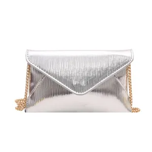 Sac pochette argenté chic avec gaufrage ondulé et bandoulière chaîne dorée