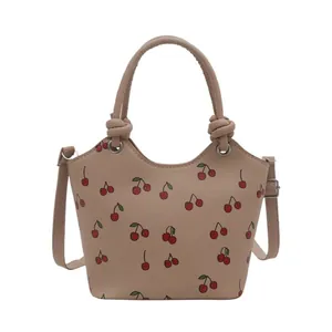 Modieuze beige draagtas met kersenprint, geknoopte handvatten en schouderriem