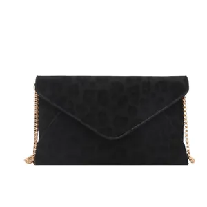 Elegante borsa a busta nera con stampa leopardata, catena dorata e trama in velluto