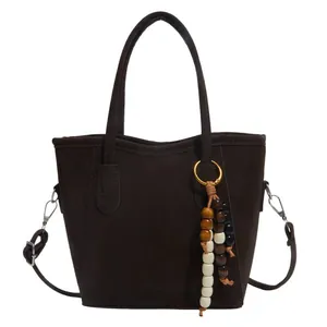 Sac fourre-tout en daim marron avec pendentif en perles de bois et bandoulière amovible