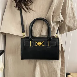 Borsa a mano nera classica con dettaglio cuore dorato e tracolla regolabile