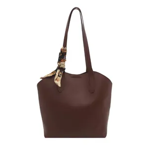 Minimalistische braune Damen-Einkaufstasche mit dekorativem Seidenschal am Griff