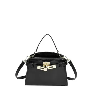 Sac à main trapèze noir classique avec fermoir doré et poignée pour un usage quotidien