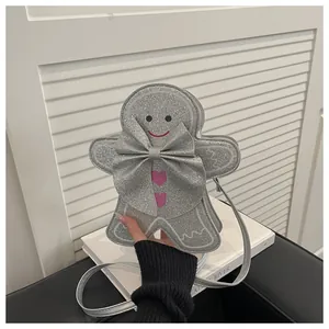 Dettaglio borsa a omino di pan di zenzero in paillettes argento con cuori rosa
