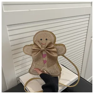 Dettaglio borsa a tracolla omino di pan di zenzero dorata con glitter e cuore rosa