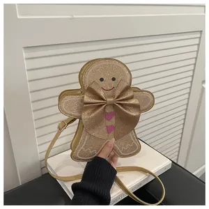 Dettaglio borsa a tracolla omino di pan di zenzero glitterata con fiocco e cuori rosa