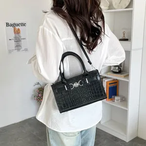 Classic black crocodile pattern handbag with silver ring hardware for stylish commuting