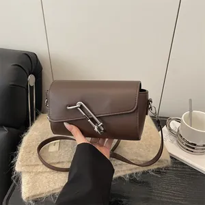 Sac baguette marron café à la mode avec grande boucle épingle de nourrice argentée et cuir