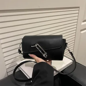 Sac baguette noir minimaliste avec boucle en épingle de sûreté argentée pour femmes