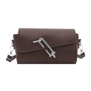 Sac baguette marron foncé tendance avec boucle ardillon argentée et bandoulière
