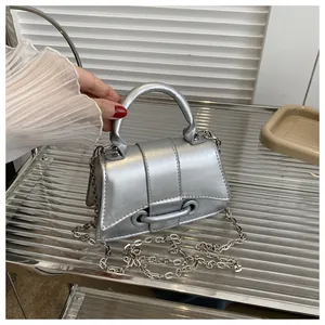 Mini sac à main argenté avec texture cuir métallisé et détail de bandoulière chaîne
