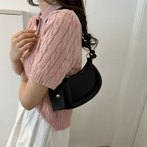 Minimalistische schwarze Halbmond-Tasche aus glattem Kunstleder mit geknotetem Schultergurt