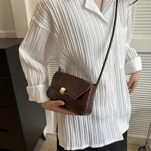 Sac à bandoulière chic en simili cuir marron foncé avec boucle dorée et motif croco