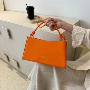 Sac Sous le Bras de Mode pour Femmes en Cuir PU Minimaliste Baguette Sac Bandoulière Avec Bandoulière Nouée et Impression de Lettres