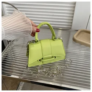 Détail du mini sac vert citron avec bandoulière chaîne argentée et boucle anneau