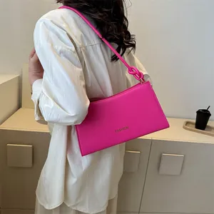 Sac baguette fuchsia minimaliste avec bandoulière à nœuds et imprimé mode élégant
