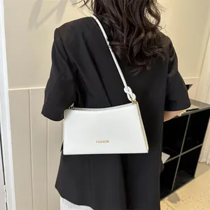 Sac baguette blanc minimaliste avec texte FASHION doré et bandoulière à nœud élégante