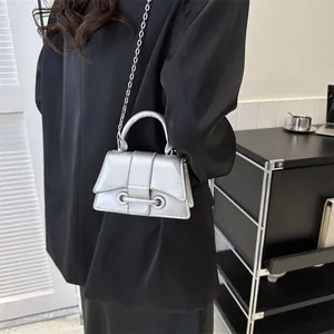 Mini sac à main argenté minimaliste avec finition métallique et bandoulière