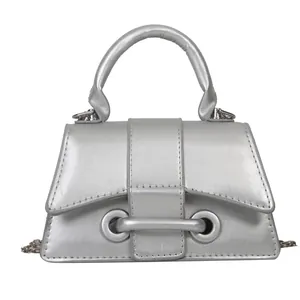 Mini sac trapèze argenté métallisé avec boucle à double anneau et chaîne
