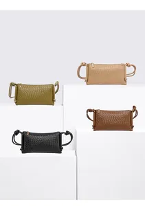 Détail de la texture tressée des sacs rétro en vert, kaki, marron et noir classique