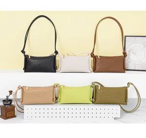 Détails de petits sacs à bandoulière tressés en six coloris d'automne sur présentoir