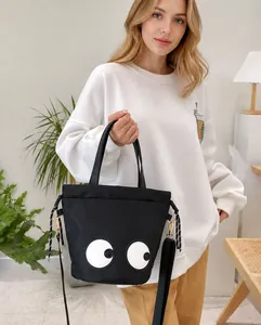 Details der schwarzen Nylon-Beuteltasche mit verspieltem großen Augen-Design