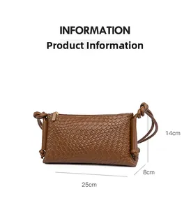 Détail sac bandoulière marron tressé montrant les dimensions 25cm x 14cm x 8cm