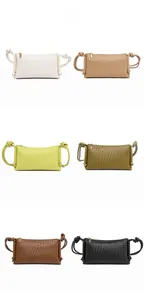 Détail de six sacs bandoulière tissés en différentes couleurs avec sangle à nœuds